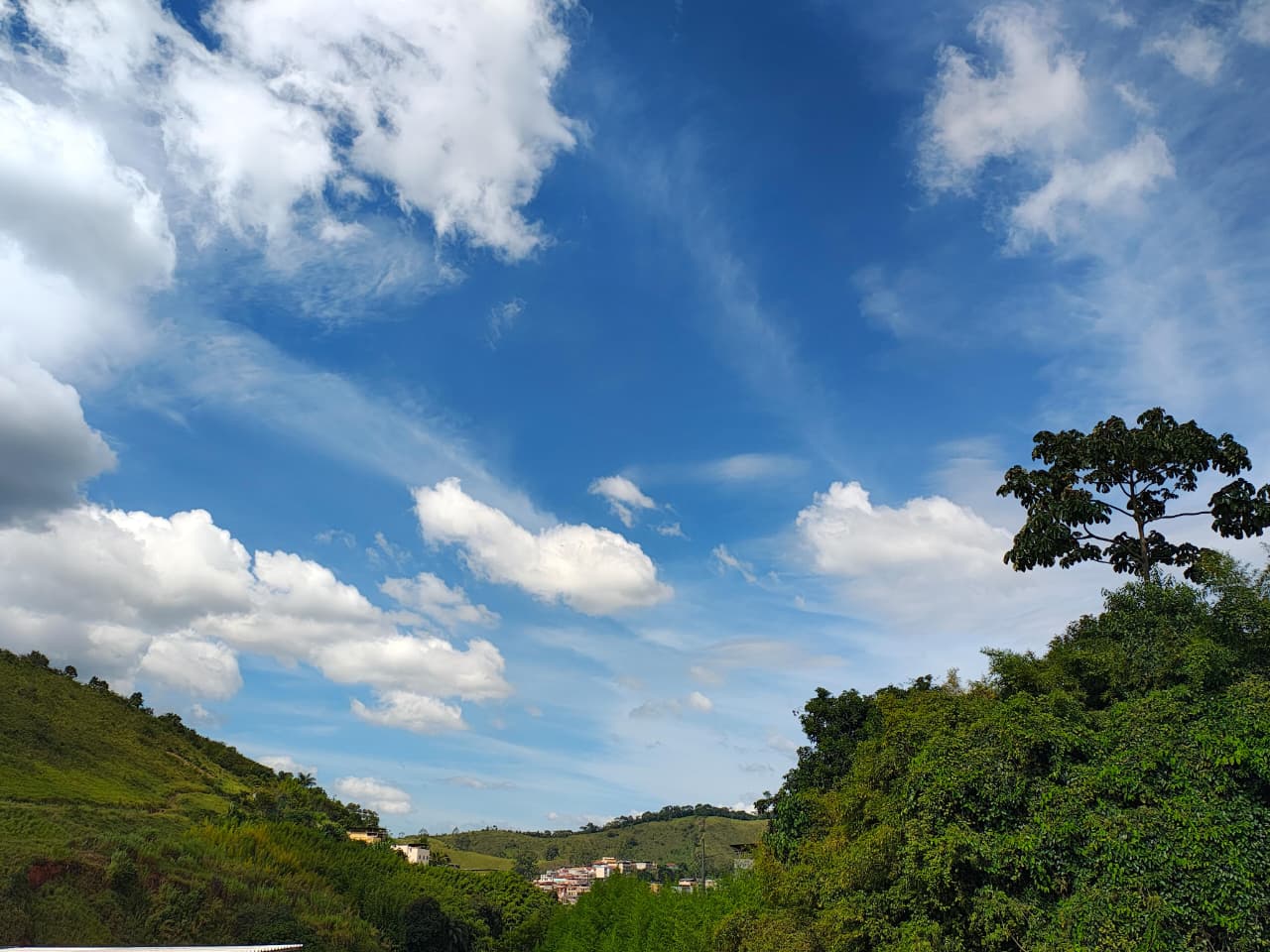 Semana segue com manhãs frias, tardes quentes e possibilidade de pancadas de chuva em Santos Dumont